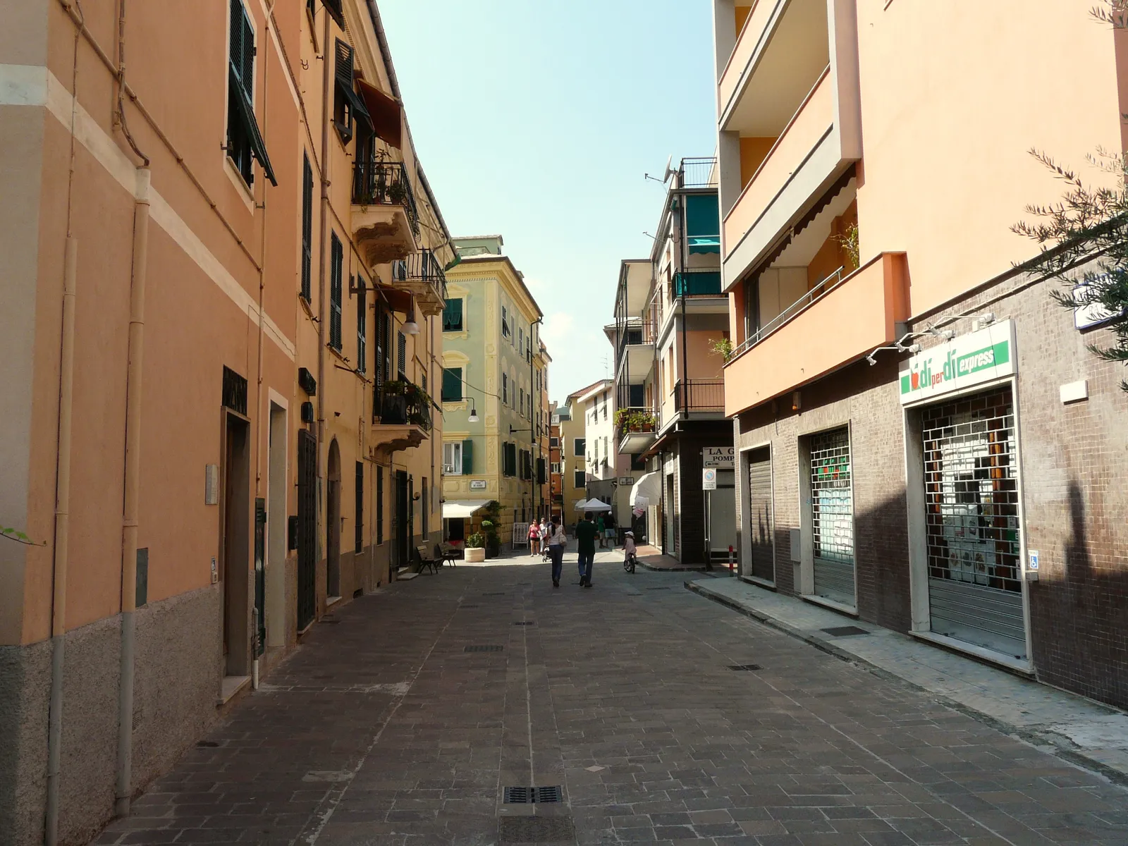 Vicolo stretto del caruggio di Cogoleto, con case colorate e botteghe storiche