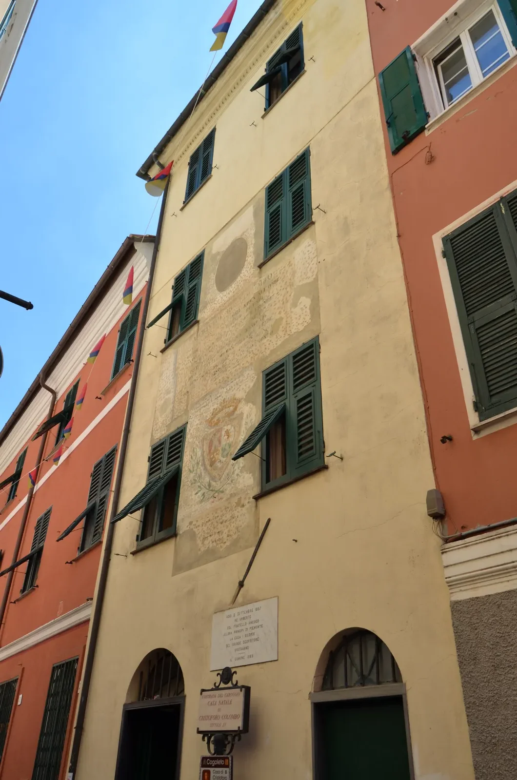 Casa natale di Cristoforo Colombo a Cogoleto — targa in marmo sulla facciata in Via Rati 28