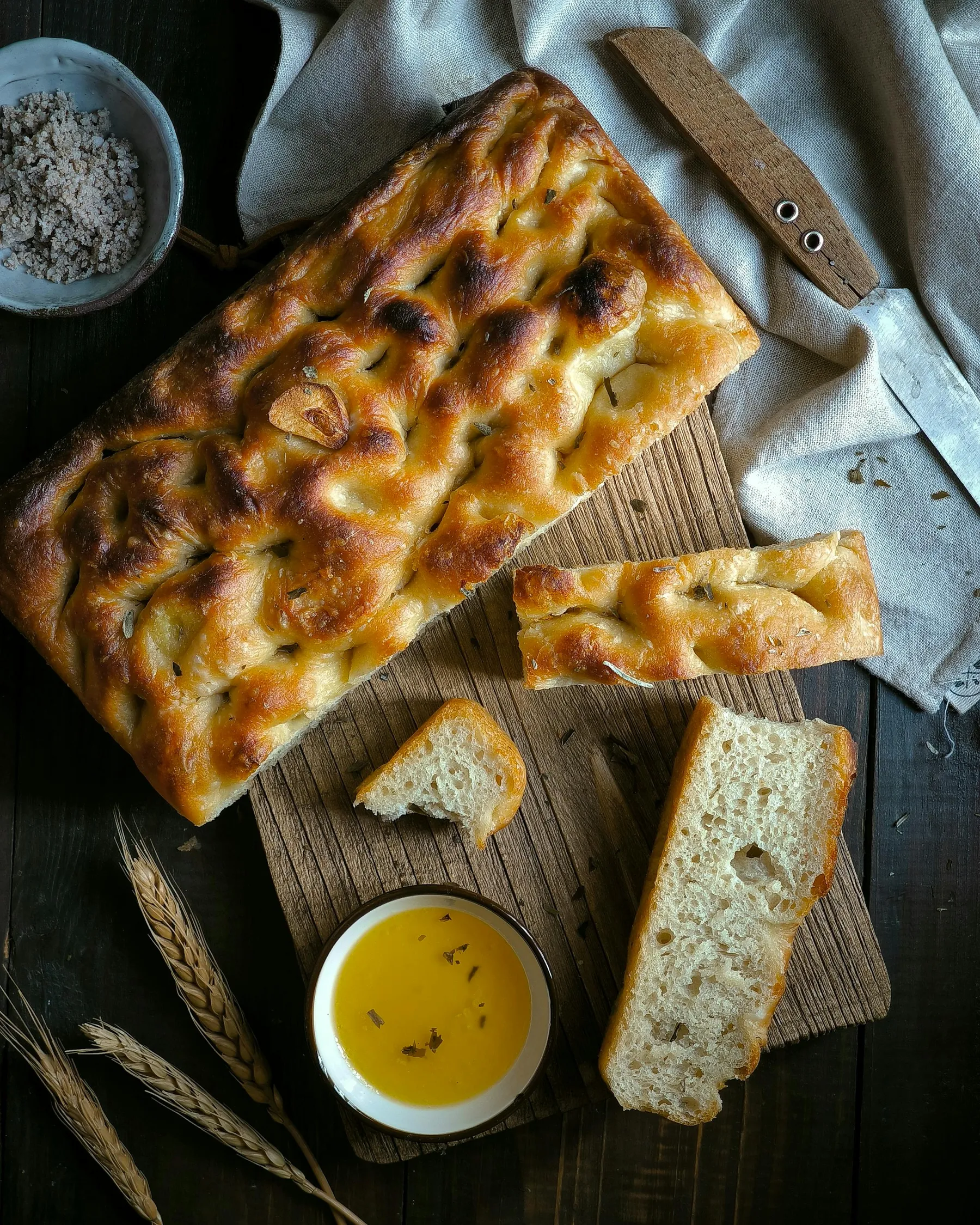 Focaccia ligure appena sfornata, lucida d'olio e cosparsa di sale grosso