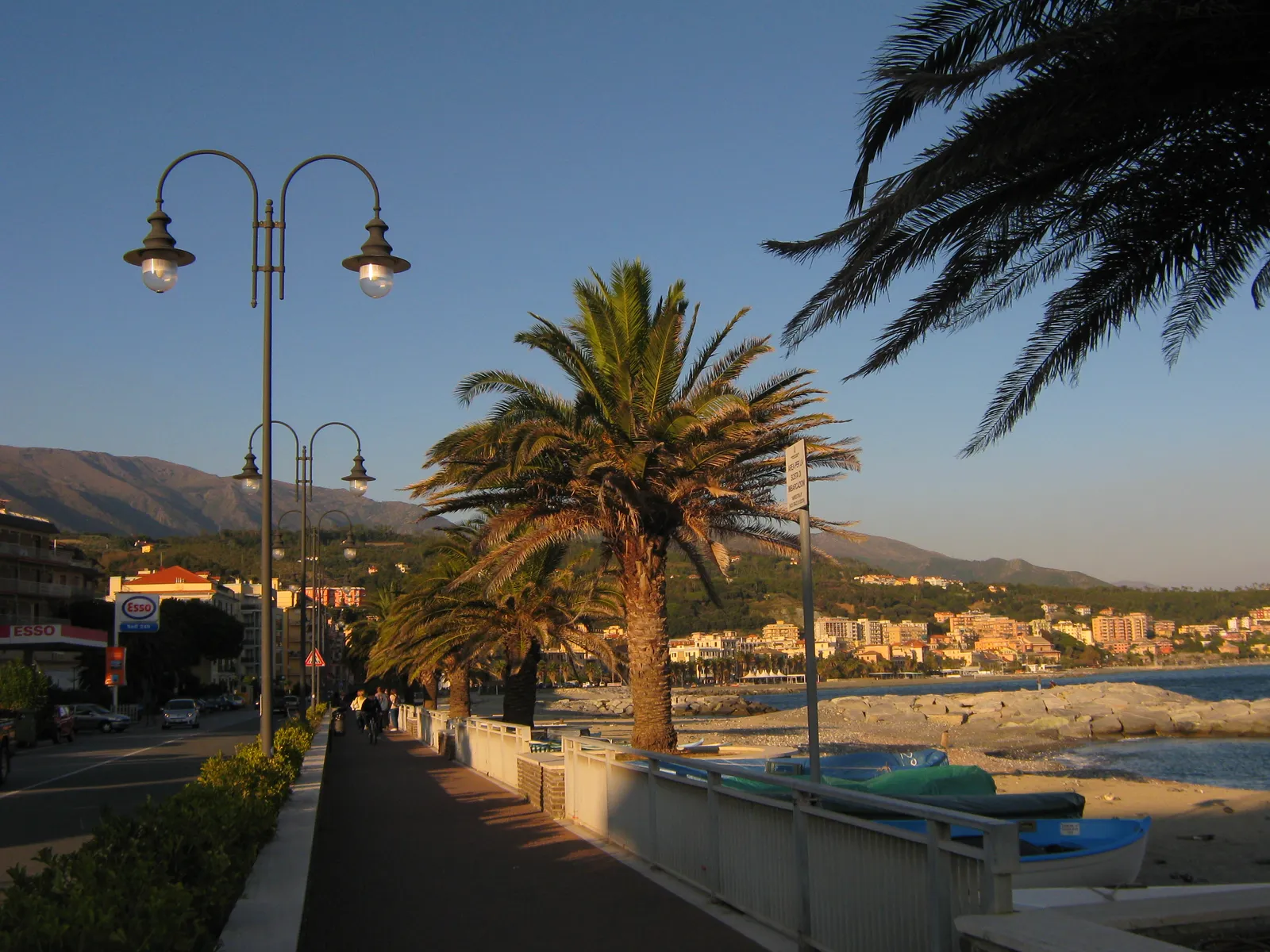 Il lungomare di Cogoleto al tramonto con palme e ringhiera vista mare